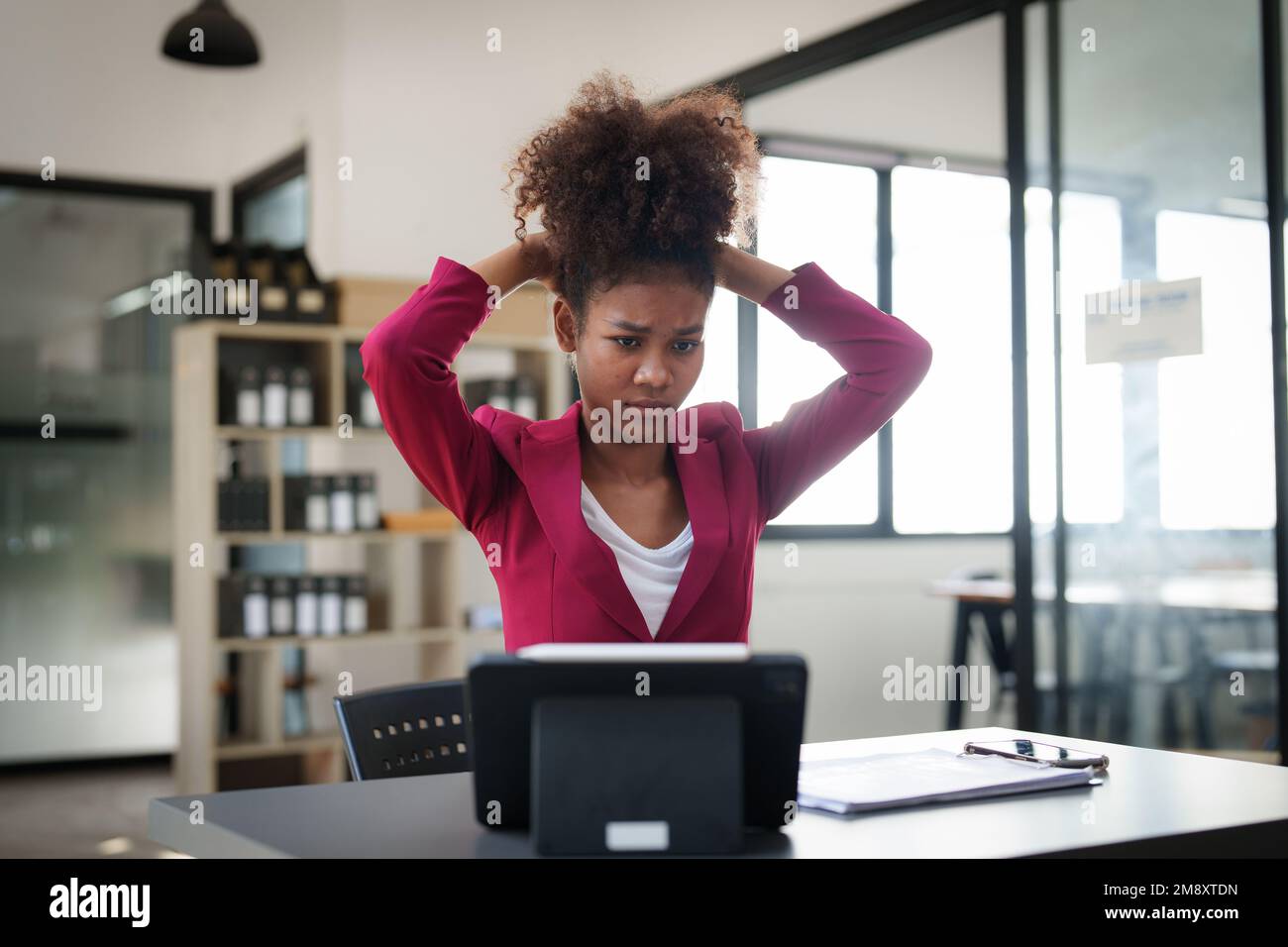 Portrait réfléchi jeune femme d'affaires afro-américaine confuse regardant un ordinateur portable. Stress lors de la lecture de nouvelles, de rapports ou d'e-mails. Problème en ligne Banque D'Images