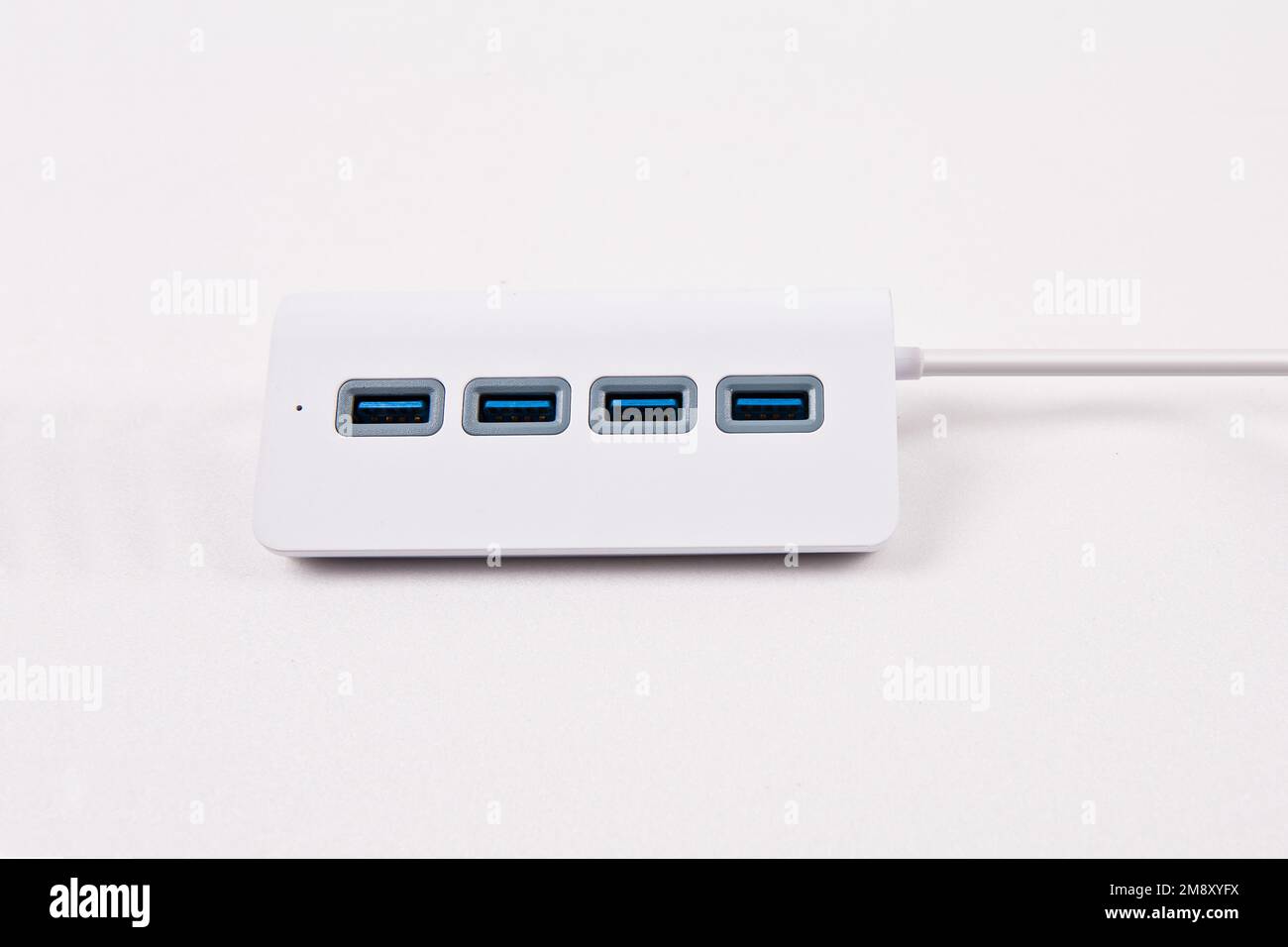 USB type A. Port USB plat se branche sur le port câble avec connecteur d' action sous tension. connecteurs et ports Photo Stock - Alamy