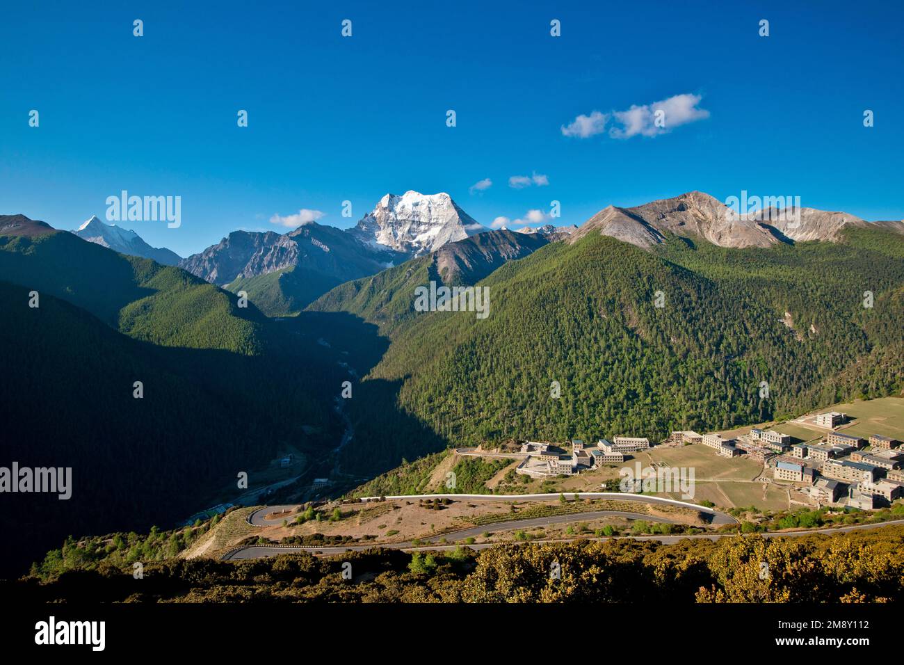 Montagnes sacrées Mont Jampelyang, 5958 m et Mt. Chenresig (6032 m), Kham, parc national de Yading, comté de Daocheng, comté de Garze, Himalaya, Sichuan Banque D'Images