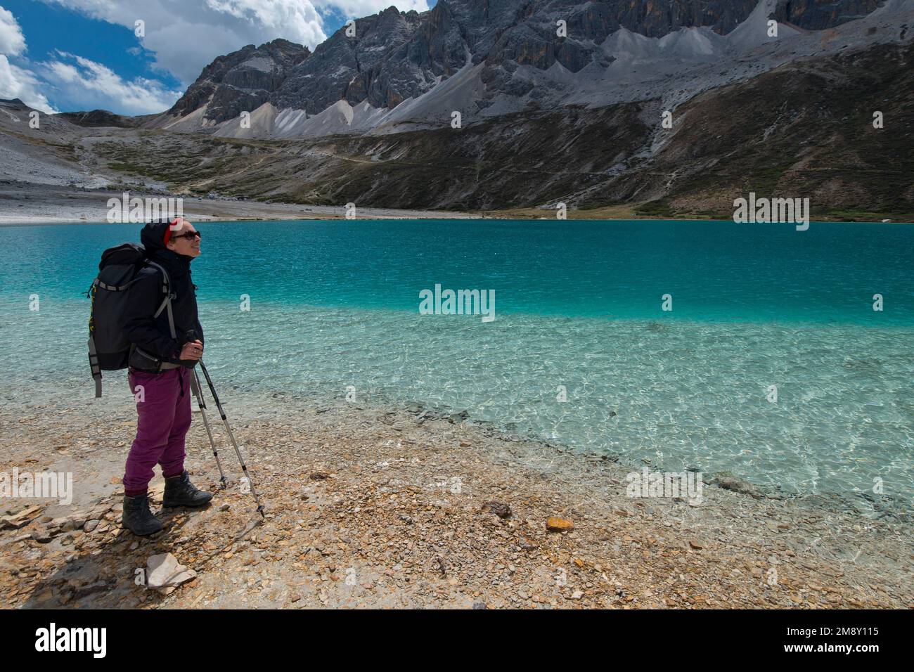 Randonnée en montagne à Milk Lake (4600m) à Mt. Chenresig (6032 m), Kham, parc national de Yading, comté de Daocheng, comté de Garze, Himalaya, Sichuan, est Banque D'Images
