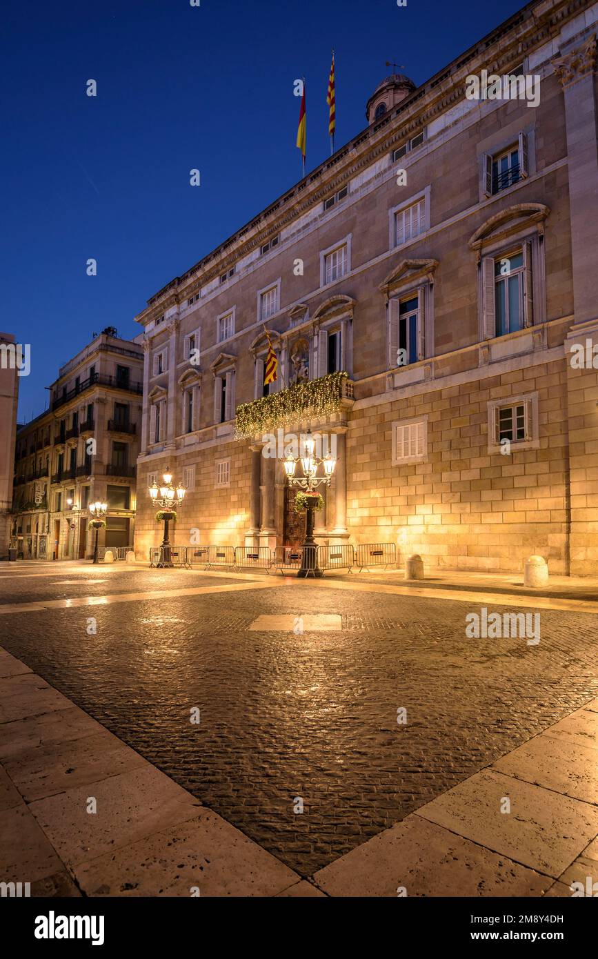 Palais de la Generalitat de Catalogne et place Sant Jaume la nuit et l'heure bleue (Barcelone, Catalogne, Espagne) ESP: Palacio Generalitat de Cataluña Banque D'Images