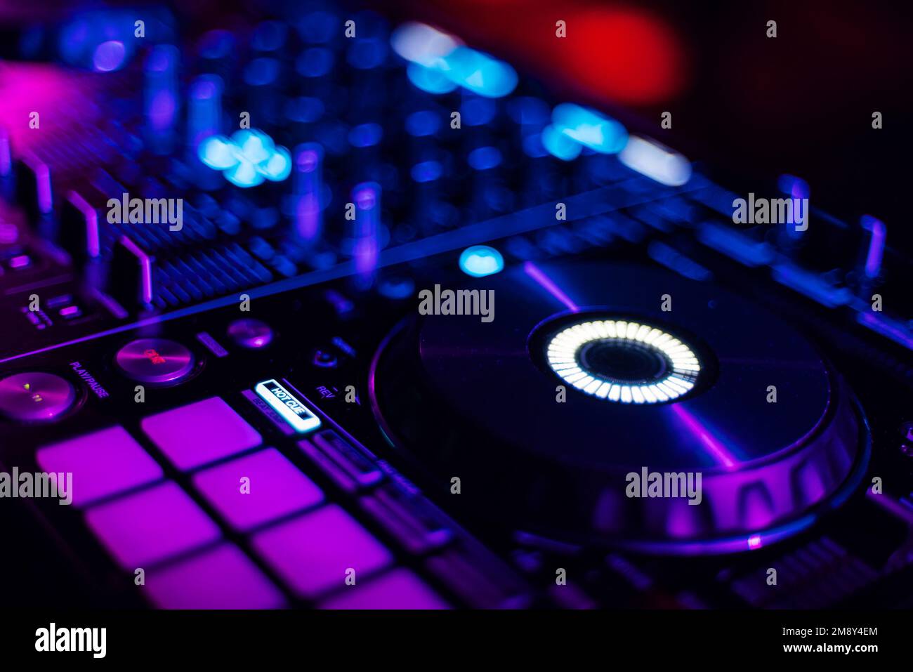 Manette DJ professionnelle pour mixer de la musique électronique dans une discothèque Banque D'Images