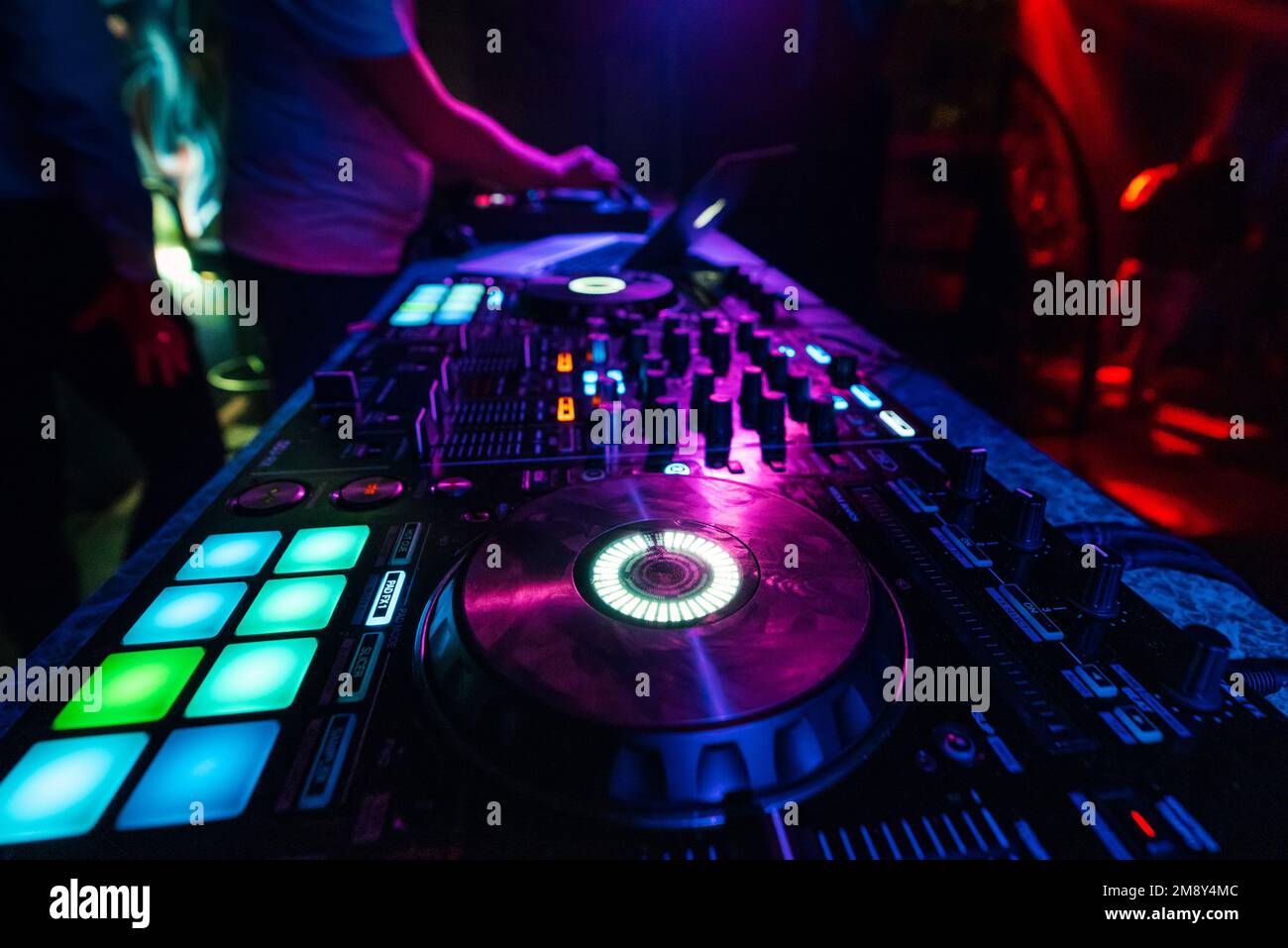 Manette DJ professionnelle pour mixer de la musique électronique dans une discothèque Banque D'Images
