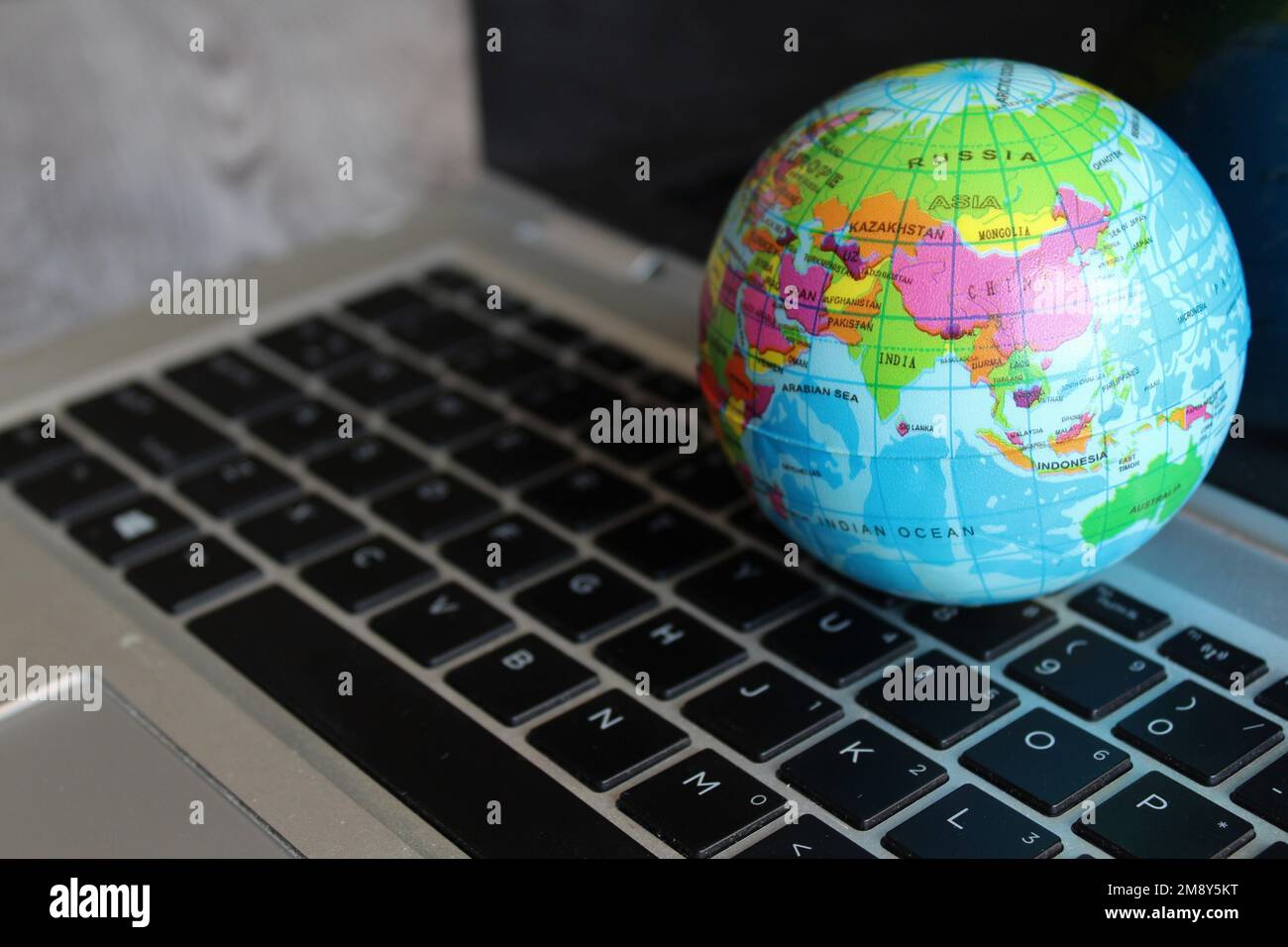 Carte du monde sur le dessus du clavier de l'ordinateur portable. Concept de technologie et de communication Banque D'Images