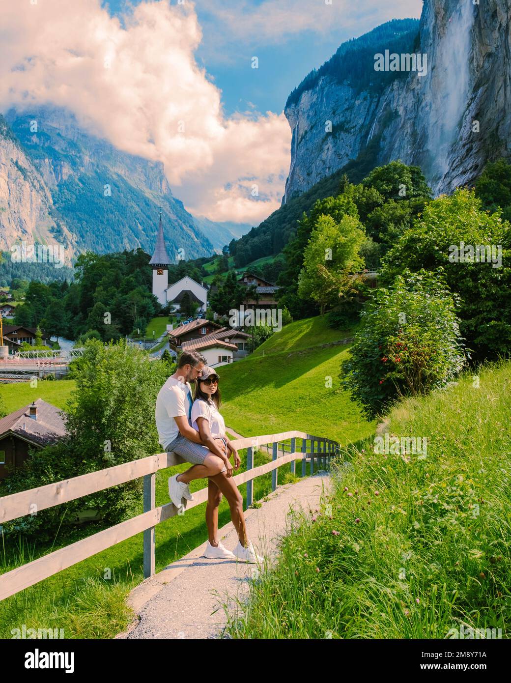 Vallée de Lauterbrunnen, village de Lauterbrunnen, chute de Staubbach et mur de Lauterbrunnen dans les Alpes suisses, Suisse. Europe la vallée de Lauterbrunnen, un couple d'hommes caucasiens et de femmes asiatiques en vacances Banque D'Images