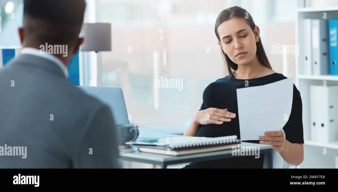 Il est très approfondi sur le processus de demande. une jeune femme d'affaires qui passe un curriculum vitae d'un candidat pendant une entrevue d'emploi dans un bureau. Banque D'Images