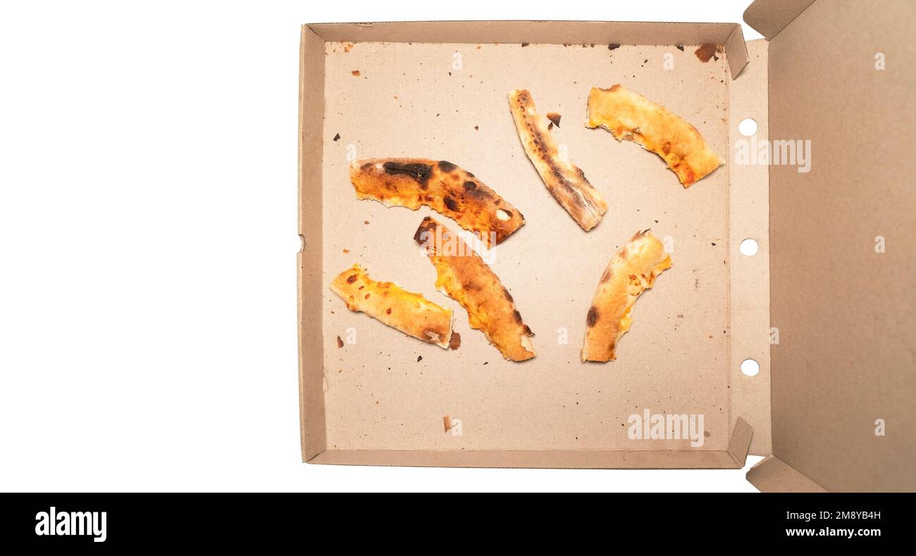 Carton brun ouvert. Boîte de papier à pizza avec les restes de pizza dans une boîte isolée sur fond blanc. Reste de pizza Banque D'Images