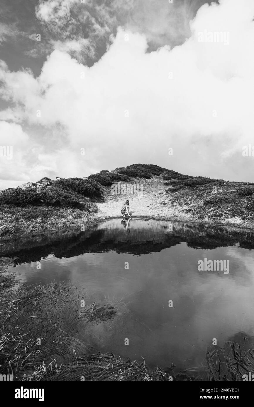 Une femme touristique sur la rive du lac photo monochrome paysage Banque D'Images