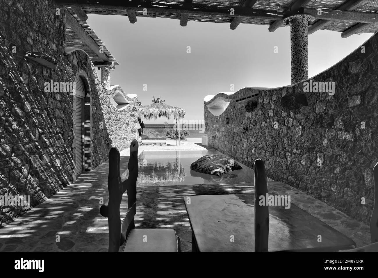 IOS, Grèce - 6 juin 2021 : vue sur une belle villa privée décorée avec une piscine dans iOS Grèce surplombant la mer Égée Banque D'Images