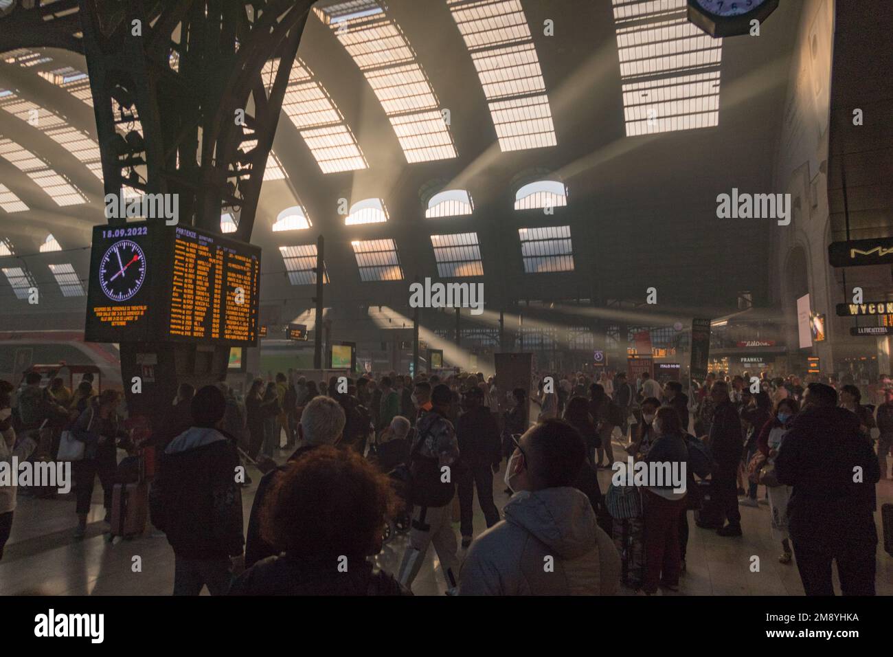 Vue sur la gare centrale de Milan au coucher du soleil Banque D'Images