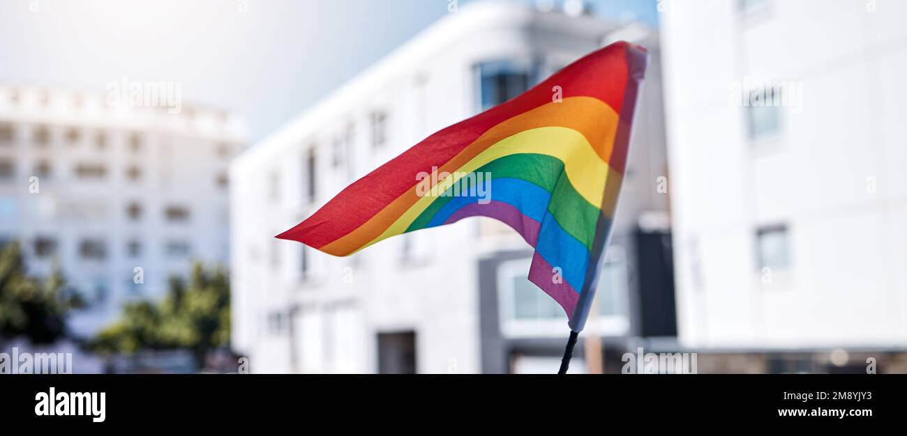 Soyez fort et fier. Drapeau LGBTQ en cours de vol lors d'une manifestation. Banque D'Images