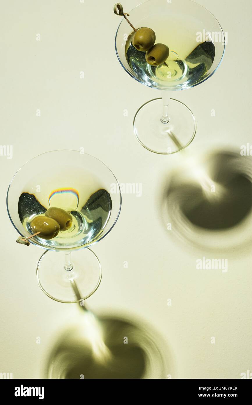 Deux verres de martini garnis d'olives. Cocktail avec gin et vermouth. Banque D'Images