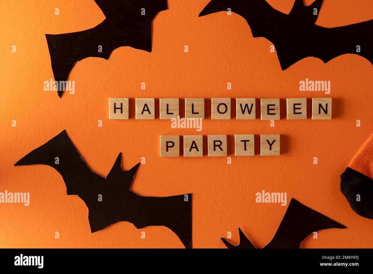 Chaussettes orange avec battes. Tenue vestimentaire pour Halloween. Vue sur le dessus des chaussettes multicolores aux couleurs vives. Expression en lettres de bois. Mot. Banque D'Images