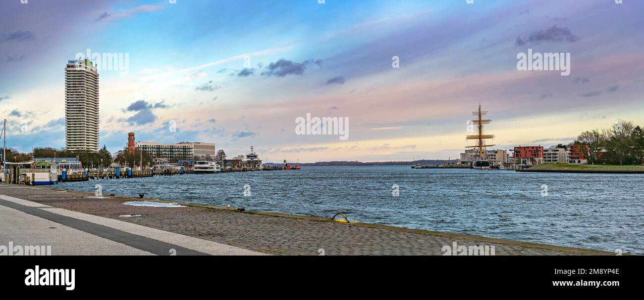 Lubeck Travemunde, Allemagne, 15 janvier 2023: Panorama avec ciel passionnant, ouverture de la rivière Trave dans la mer Baltique entre le gratte-ciel hôtel mari Banque D'Images