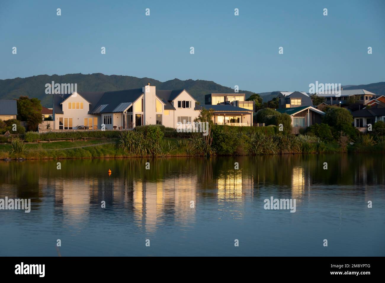 Maisons à côté du lagon de Waimanu, plage de Waikanae, quartier de Kapiti, Île du Nord, Nouvelle-Zélande Banque D'Images