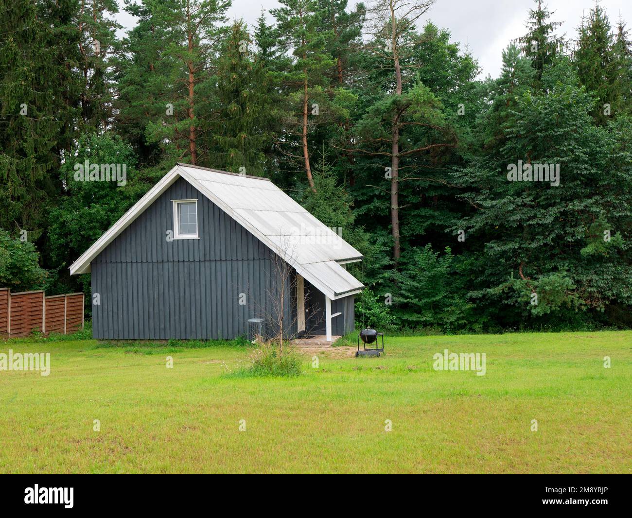 Bâtiment isolé au bord de la forêt, calme et calme. Paysage idyllique avec maison dans le style scandinave, foyer sélectif. Concept de vie privée, s Banque D'Images