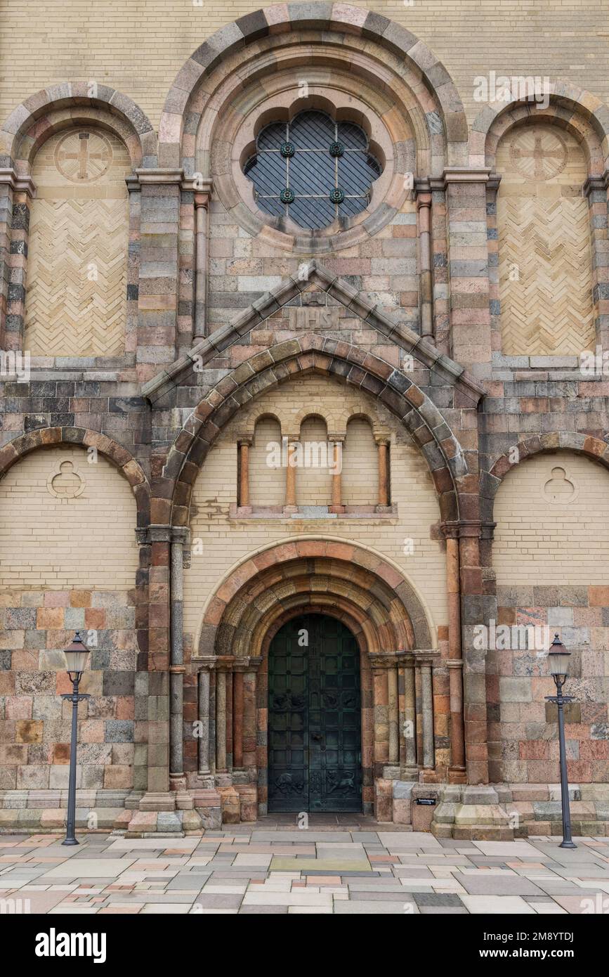 Entrée de la cathédrale dans le village pittoresque de Ribe dans le sud du Jutland au Danemark. La plus ancienne ville de Scandinavie Banque D'Images