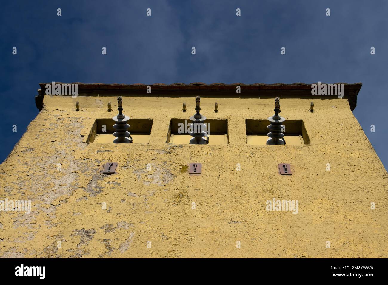 Gros plan d'une ancienne station de transformation abandonnée Banque D'Images