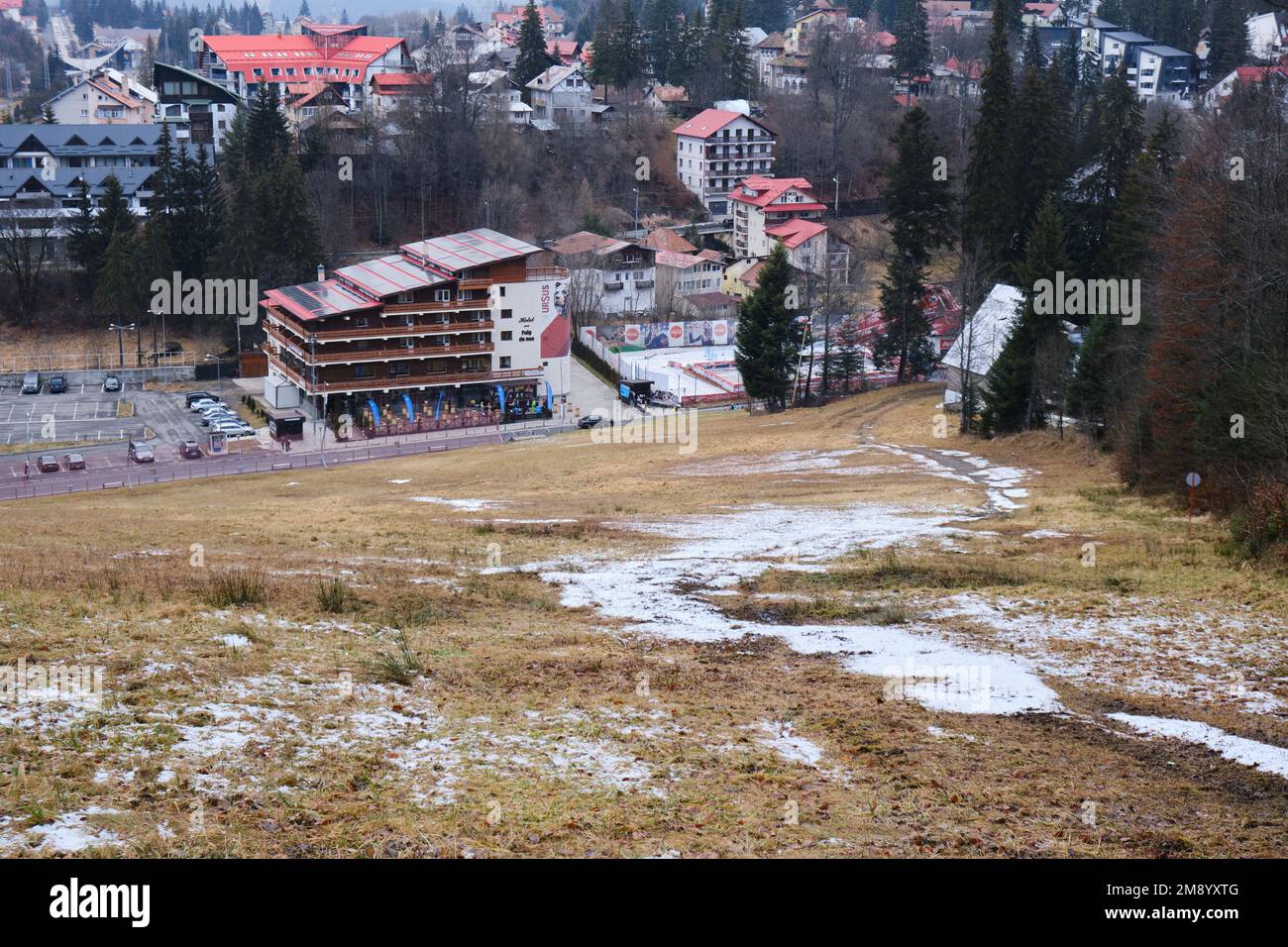 La station de ski sans neige est en pente à la mi-janvier, avec un temps exceptionnellement chaud en Europe. Predeal, Roumanie - 14 janvier 2023. Banque D'Images