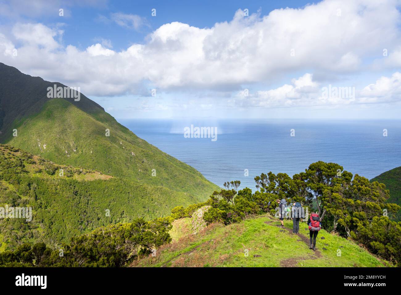 Groupe de randonneurs sur un sentier de randonnée sur l'île de São Jorge dans les Açores Banque D'Images
