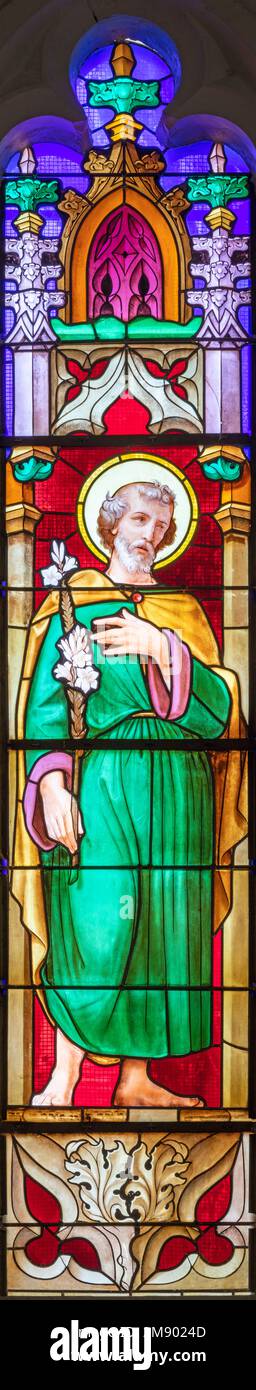 ANNECY, FRANCE - 10 JUILLET 2022 : la St Joseph sur le vitrail de l'église Eglise Saint Maurice par Claudius Lavergne à partir de 19. cent. Banque D'Images