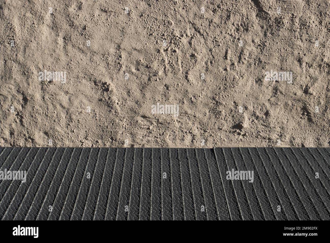 Plancher en grille métallique devant un mur gris avec un accent sur le mur Banque D'Images