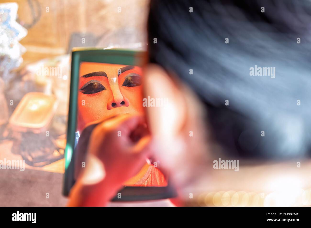 L'acteur d'opéra chinois maquillage cosmétique peint visage avant de jouer à l'arrière-plan du théâtre Banque D'Images