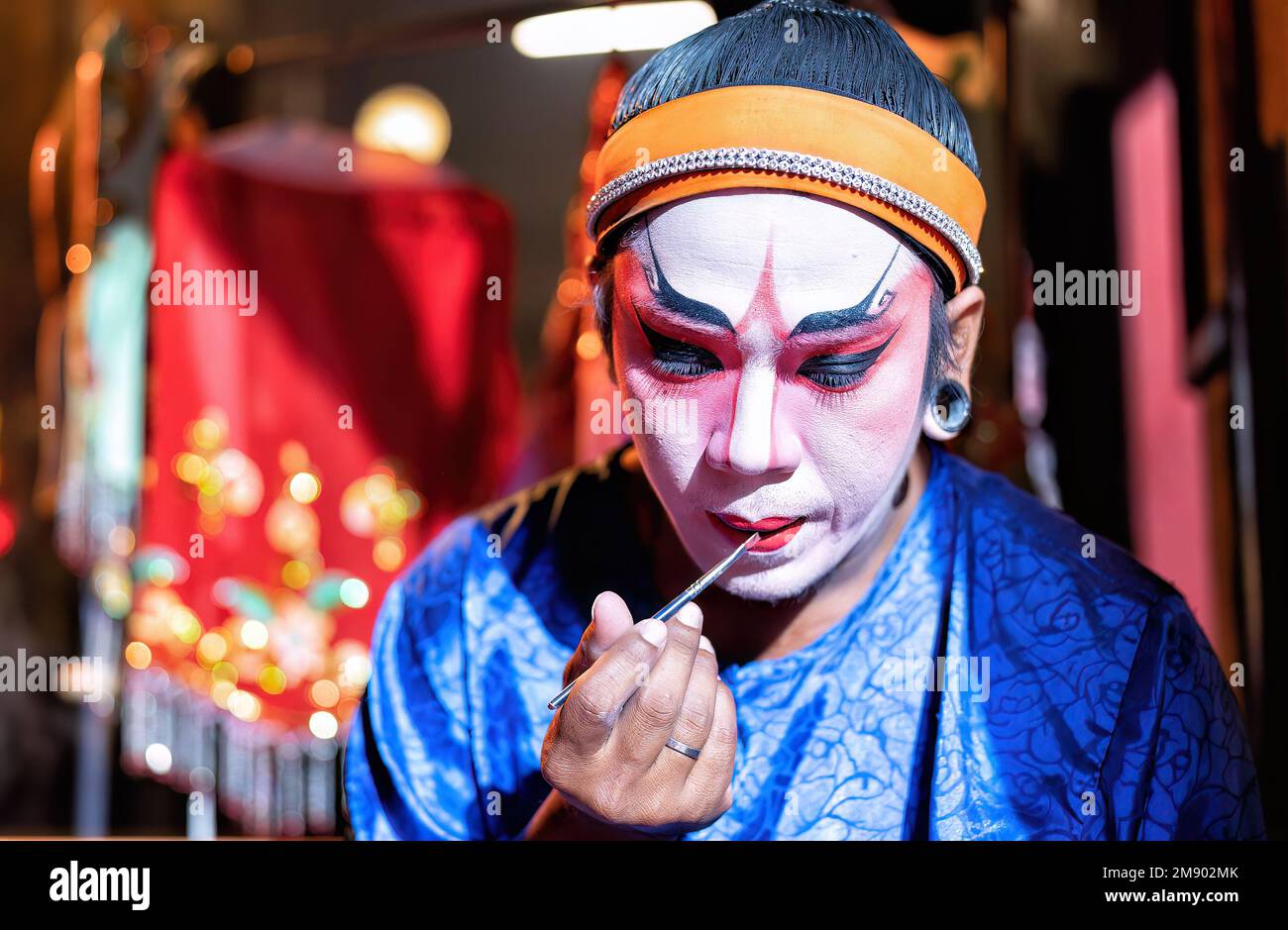 L'acteur d'opéra chinois maquillage cosmétique peint visage avant de jouer à l'arrière-plan du théâtre Banque D'Images