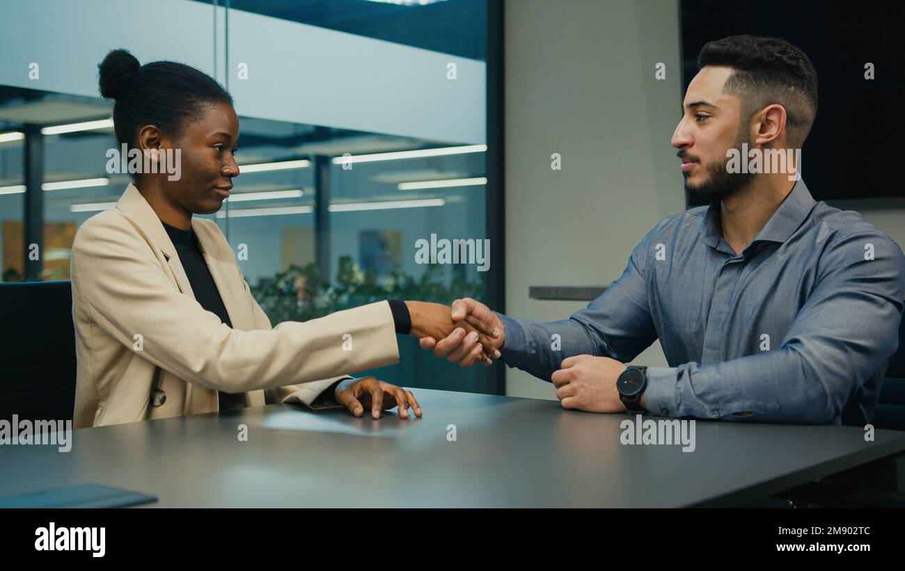Indian Arabian Executive employeur HR Manager vendeur leader compagnie PDG homme homme d'affaires parlant avec la candidate afro-américaine femme d'affaires Banque D'Images