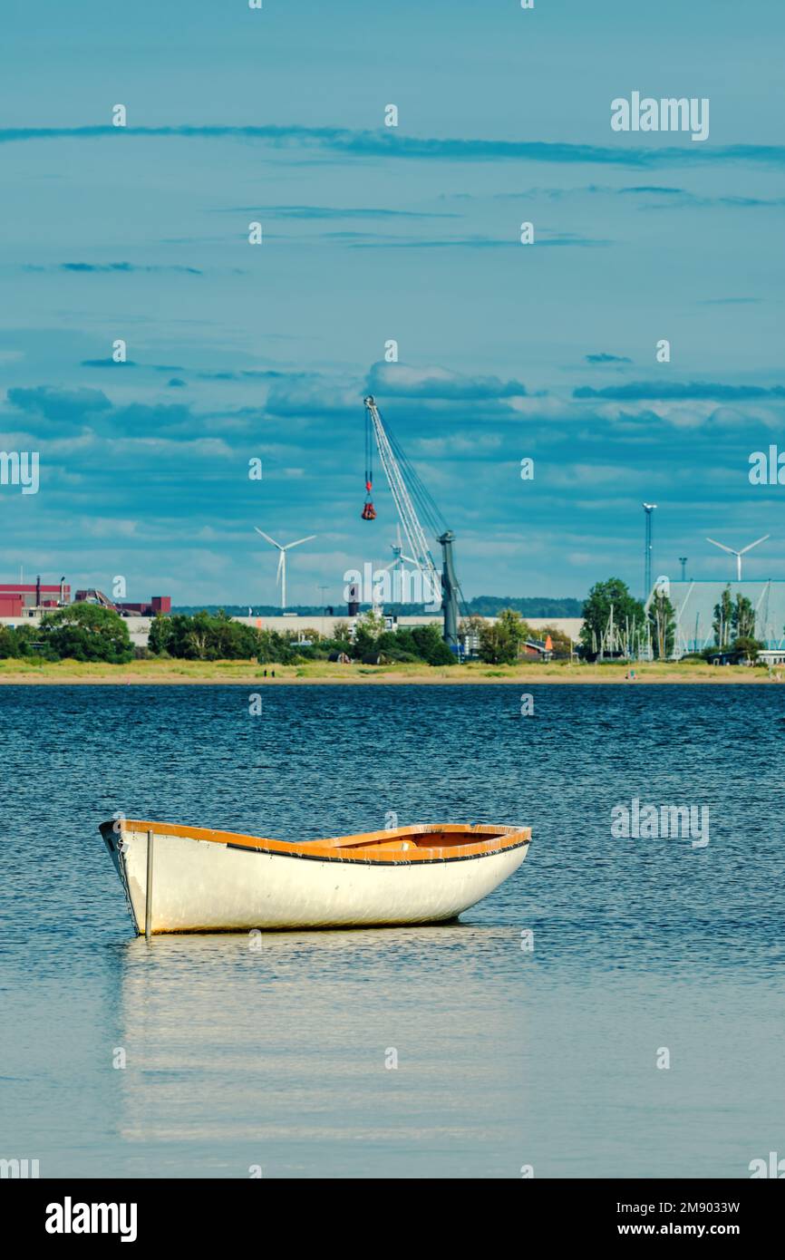 Bateau de pêche vide amarré à la mer du Kattegat à Halmstad, en Suède. Mise au point sélective. Banque D'Images