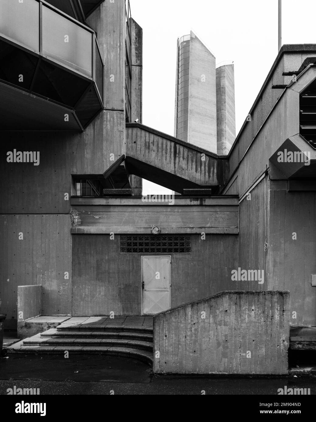 Bâtiment Brutaliste dans le quartier Strahov de Prague, République Tchèque, tourné en monochrome Banque D'Images