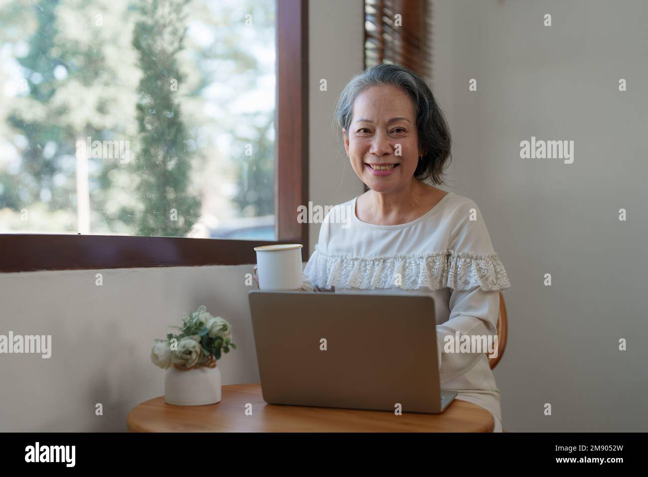 Smart asian mature femme d'affaires d'âge moyen chef de la direction professeur utilisant une tablette, e-learning, travaillant à distance en ligne dans le bureau à domicile Banque D'Images