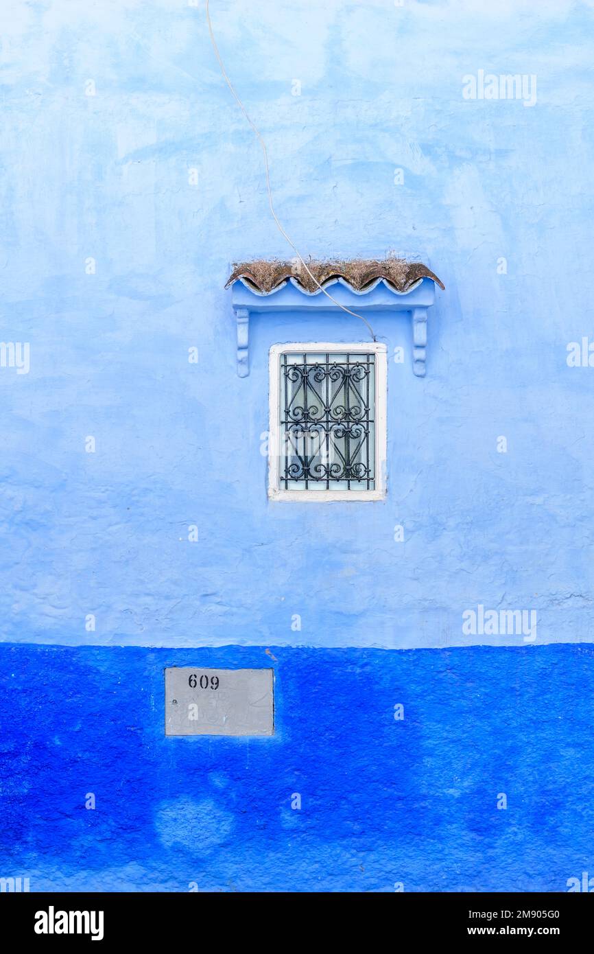 Détails de fenêtre dans la belle ville de Chefchaouen au Maroc. Également connu sous le nom de Chaouen ou le Blue Pearl, Blue City ou شفشاون الجوهرة الزرقاء . Banque D'Images