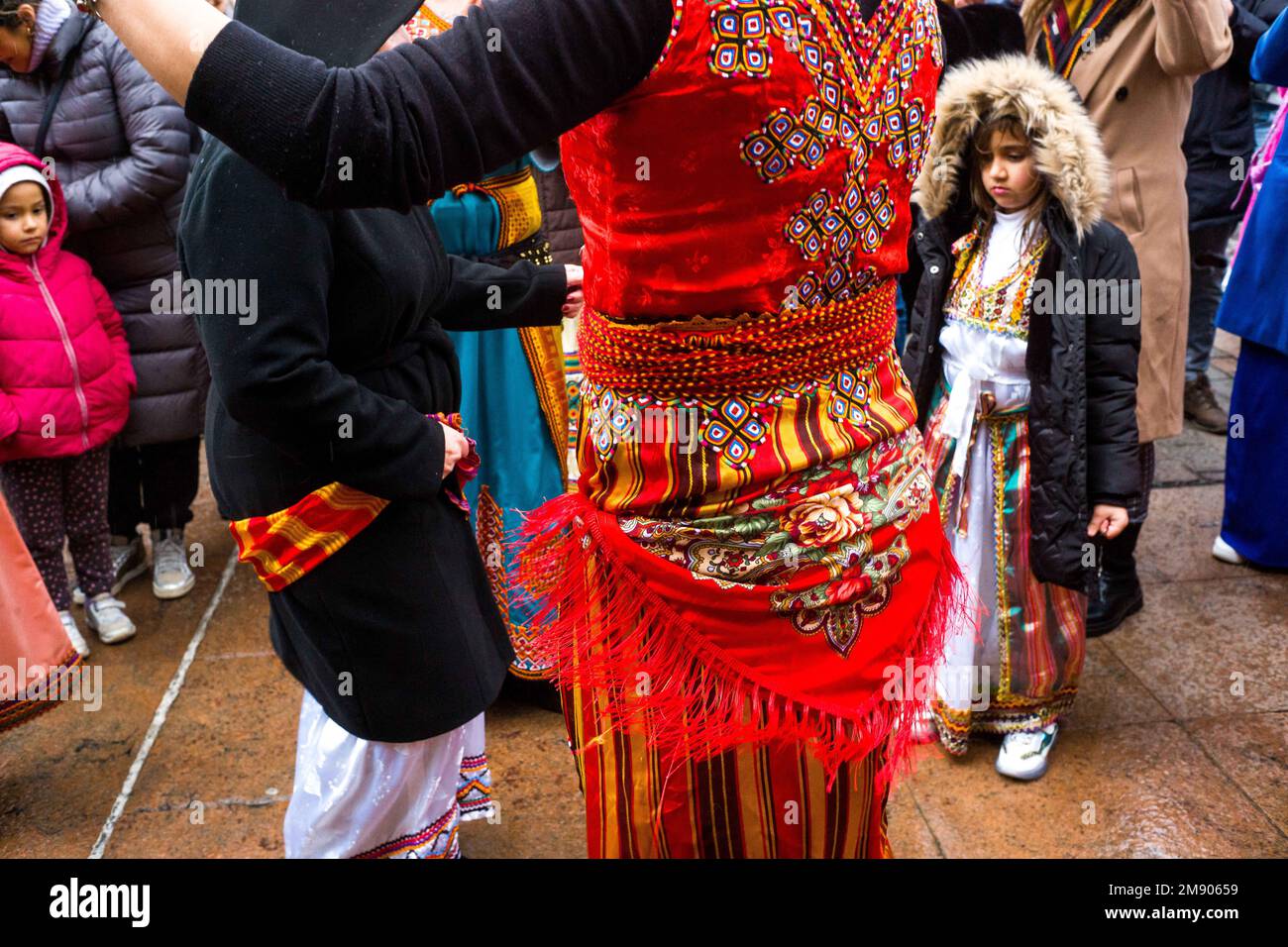 Un danseur. Célébration du YENNAYER 2973 (nouvel an berbère 2023), place du Capitole à Toulouse, déjeuner Yennayer (dégustation de plats traditionnels Kabyle et berbère) et spectacle musical, organisé par l'Association Kabyle Berbère Toulouse AFRIKA31 pour la promotion de la culture Kabyle, berbère et amazigh à Toulouse. Toulouse, France, sur 15 janvier 2023. Photo de Patricia Huchot-Boissier/ABACAPRESS.COM Banque D'Images