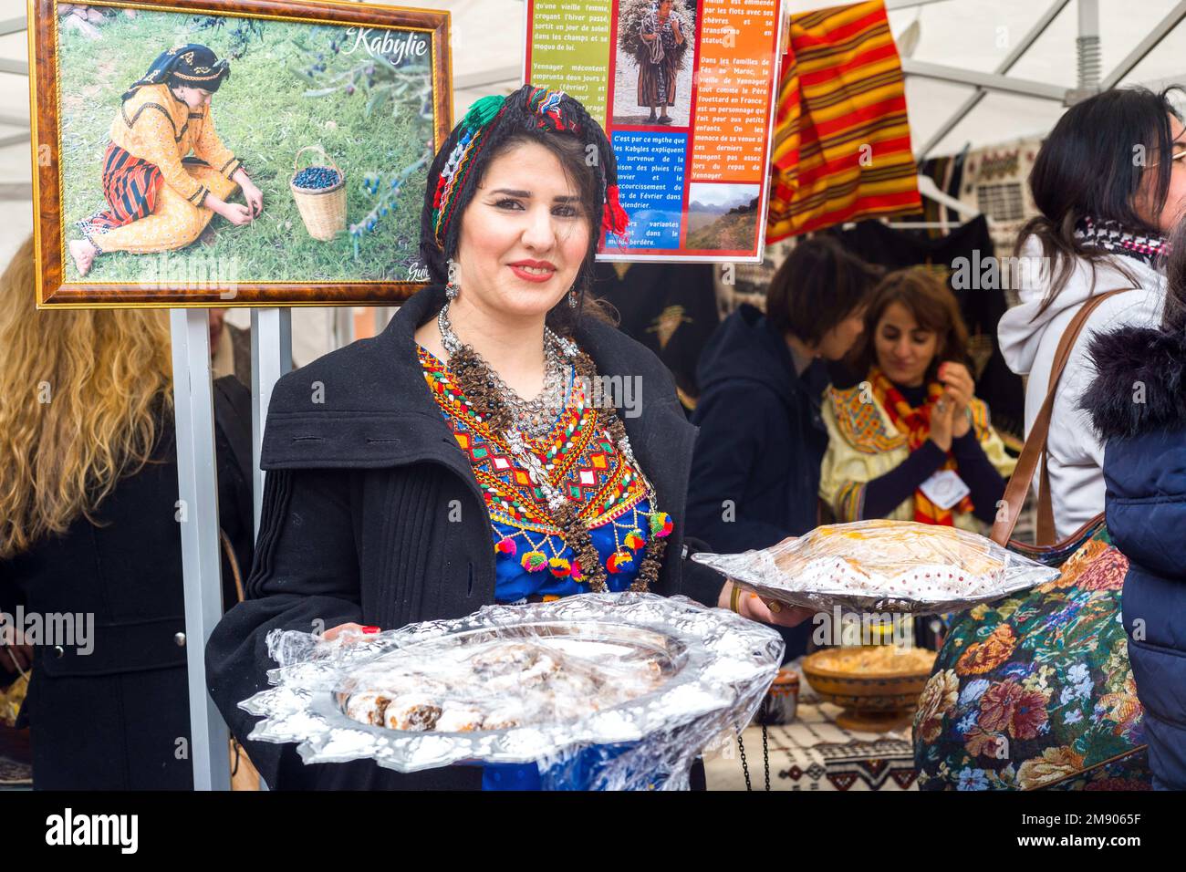 Une femme apporte des gâteaux à partager. Célébration du YENNAYER 2973 (nouvel an berbère 2023), place du Capitole à Toulouse, déjeuner Yennayer (dégustation de plats traditionnels Kabyle et berbère) et spectacle musical, organisé par l'Association Kabyle Berbère Toulouse AFRIKA31 pour la promotion de la culture Kabyle, berbère et amazigh à Toulouse. Toulouse, France, sur 15 janvier 2023. Photo de Patricia Huchot-Boissier/ABACAPRESS.COM Banque D'Images