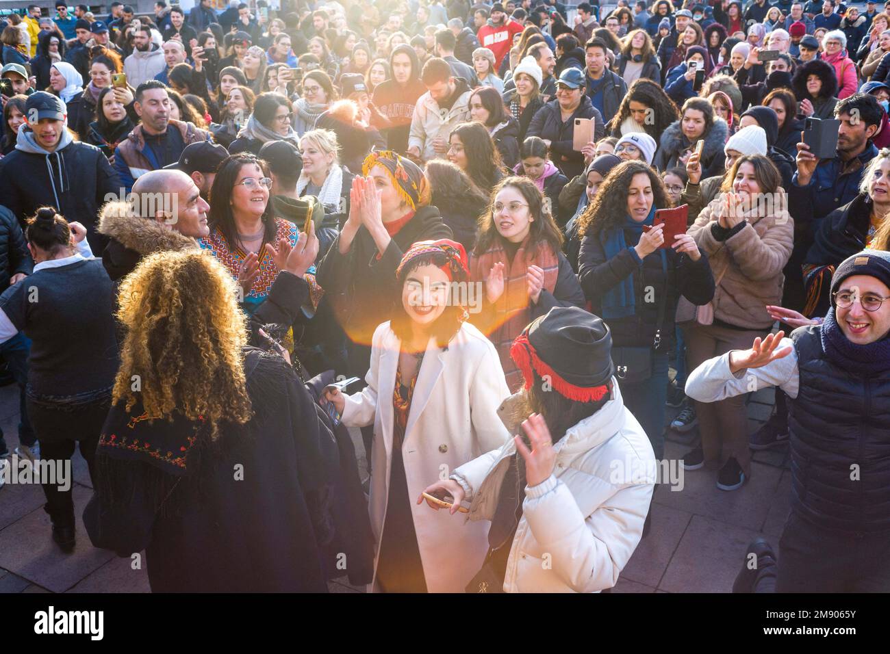 Les gens dansent. Célébration du YENNAYER 2973 (nouvel an berbère 2023), place du Capitole à Toulouse, déjeuner Yennayer (dégustation de plats traditionnels Kabyle et berbère) et spectacle musical, organisé par l'Association Kabyle Berbère Toulouse AFRIKA31 pour la promotion de la culture Kabyle, berbère et amazigh à Toulouse. Toulouse, France, sur 15 janvier 2023. Photo de Patricia Huchot-Boissier/ABACAPRESS.COM Banque D'Images