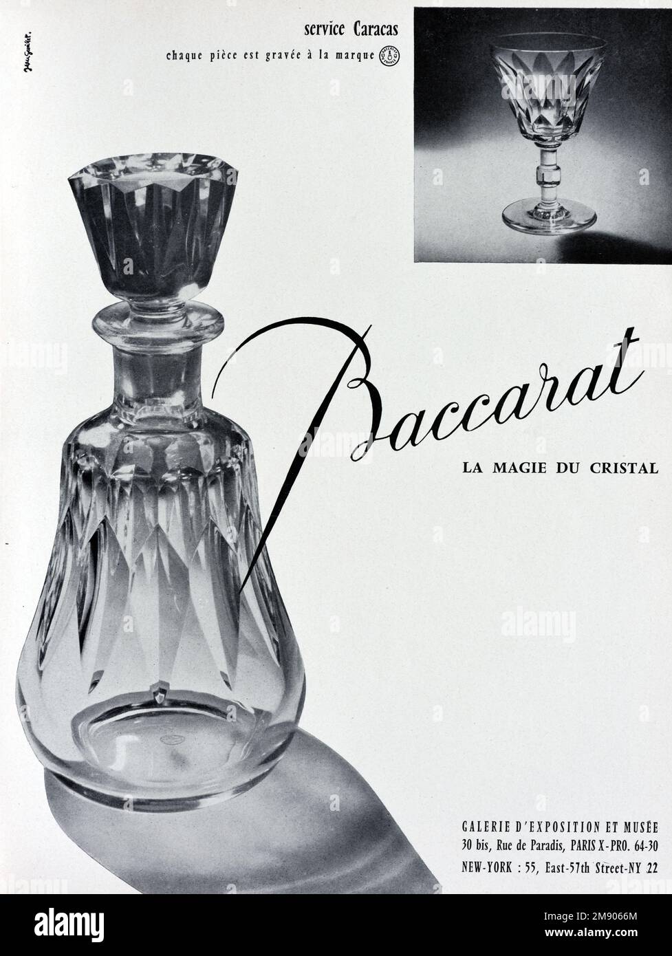 Verres à cristal fin Baccarat comprenant une bouteille de parfum et un verre à vin. Publicité, publicité, publicité ou Illustration vintage ou ancien 1956 Banque D'Images