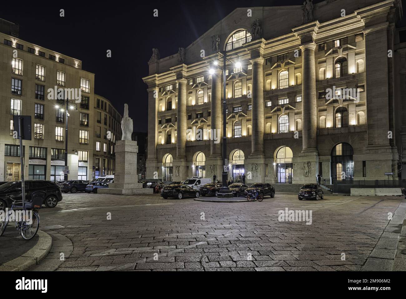 Ville de Milan la nuit, Italie. Piazza degli Affari (place des affaires) avec le Palazzo Mezzanotte (Palais de minuit) ; siège de la bourse italienne. Banque D'Images