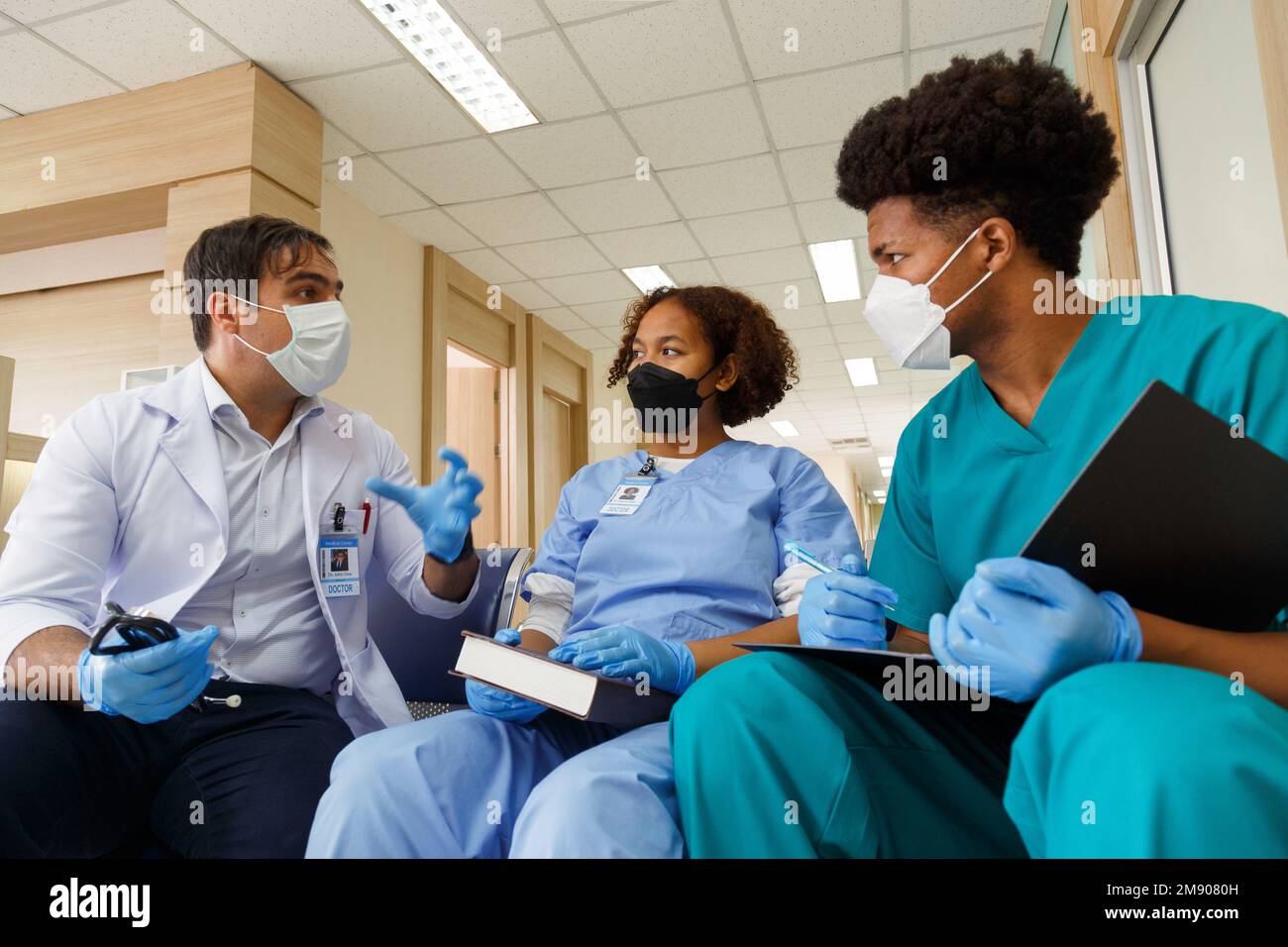 professeur médecin donner des conseils et discuter avec l'équipe étudiante stagiaire pour la planification de la chirurgie et le traitement des patients dans l'école de médecine de l'hôpital Banque D'Images