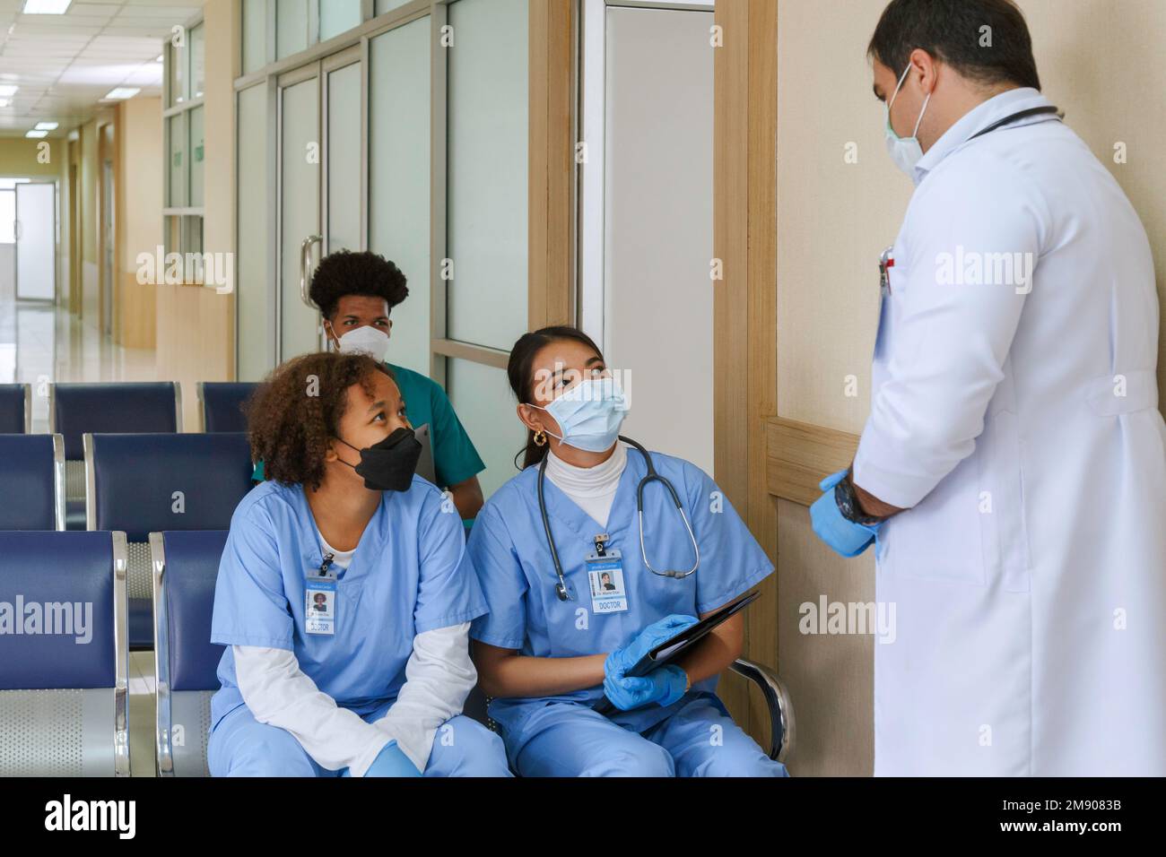 professeur médecin donner des conseils et discuter avec l'équipe étudiante stagiaire pour la planification de la chirurgie et le traitement des patients dans l'école de médecine de l'hôpital Banque D'Images