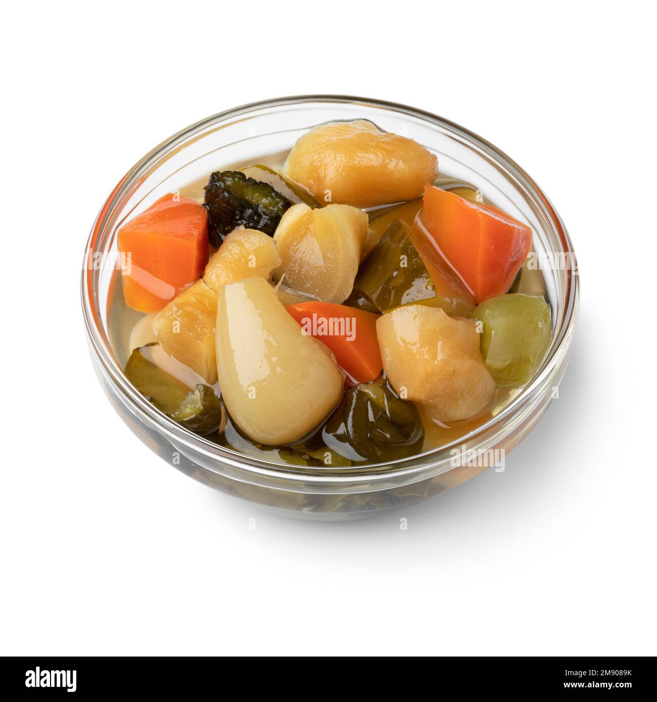 Bol en verre avec mélange asiatique de gingembre mariné et de légumes isolés sur fond blanc gros plan Banque D'Images