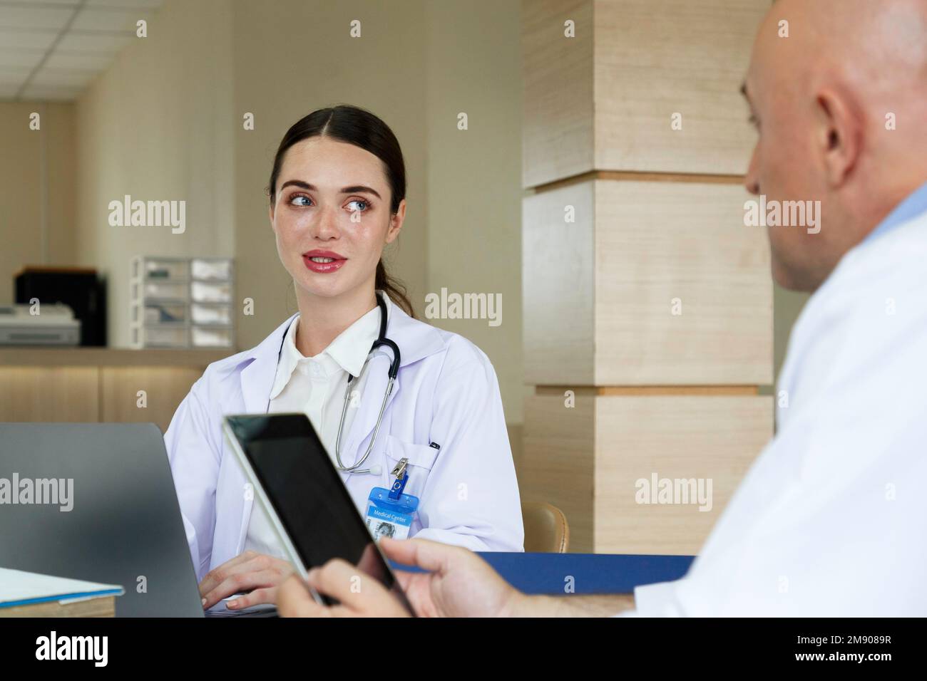 Médecin d’équipe parlant et discutant du cas du patient en traitement chirurgical lorsqu’il est assis dans le bureau de la salle de réunion de l’hôpital. santé et médecine Banque D'Images
