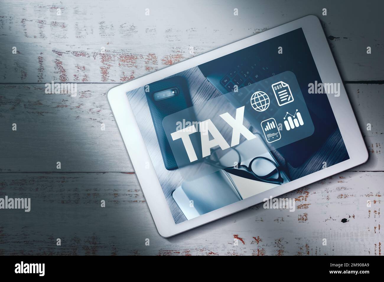 Vue de dessus d'une tablette numérique avec interface de financement mathématique de LA TAXE à l'écran et espace de copie. Analyse de données, paperasserie, recherche financière, rapport. Banque D'Images