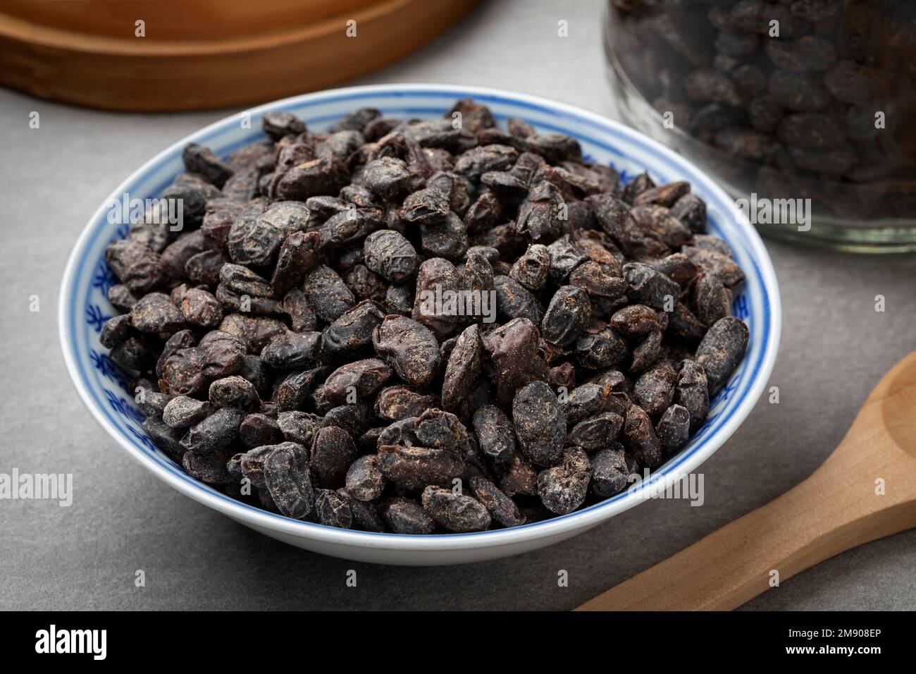 Bol avec haricots noirs salés chinois comme ingrédient gros plan Banque D'Images