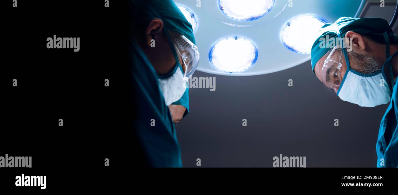 groupe de médecins chirurgicaux professionnels concentré chirurgie chirurgicale un patient dans la salle d'opération de l'hôpital. concept médical et de soins de santé. Banque D'Images