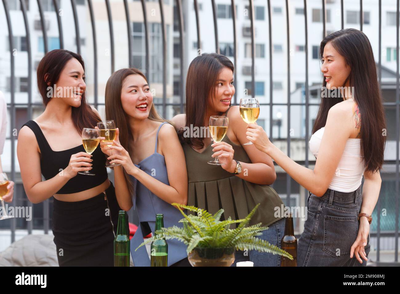 bonne femme asiatique ados applaudissent et toast avec un verre de vin blanc mousseux à célébrer au dîner de fête en été. célébration, relation Banque D'Images