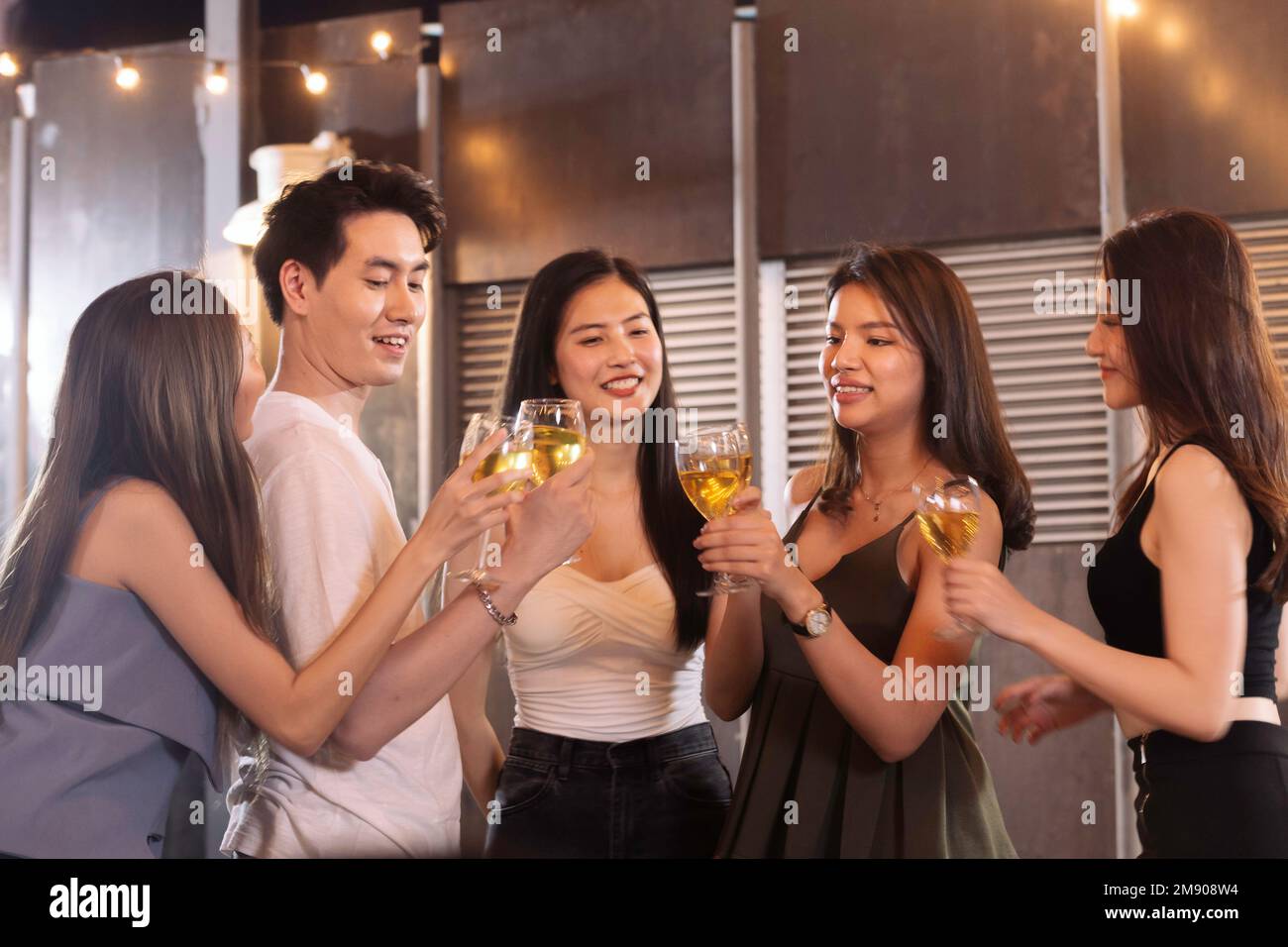 bonne femme asiatique ados applaudissent et toast avec un verre de vin blanc mousseux à célébrer à dîner partie en été. célébration, relation Banque D'Images