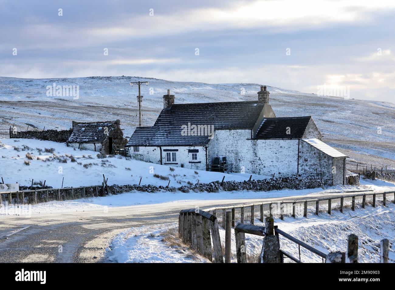 Teesdale, comté de Durham, Royaume-Uni. 16th janvier 2023. Météo Royaume-Uni. Avec un avertissement météorologique jaune en vigueur, de la neige et de la glace supplémentaires affectent des parties de Teesdale, dans le comté de Durham, dans le nord-est de l'Angleterre aujourd'hui. Les prévisions sont pour un après-midi plus lumineux, mais il reste froid. Crédit : David Forster/Alamy Live News Banque D'Images