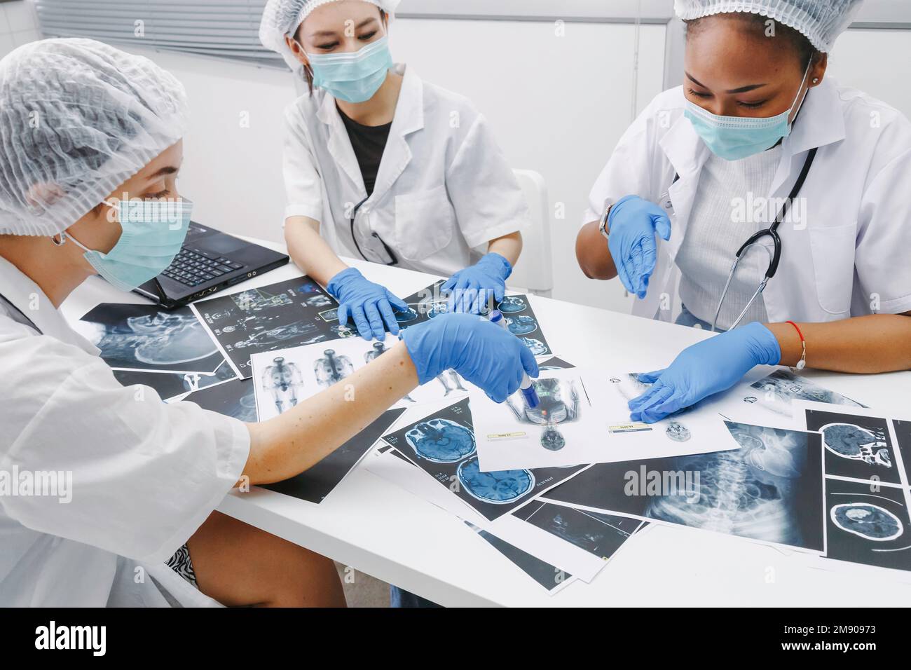 jeune femme médecin étudiant stage équipe réunion de groupe et de discuter de cas de patient de traitement de chirurgie de cancer du cerveau au bureau de laboratoire à l'hospice Banque D'Images