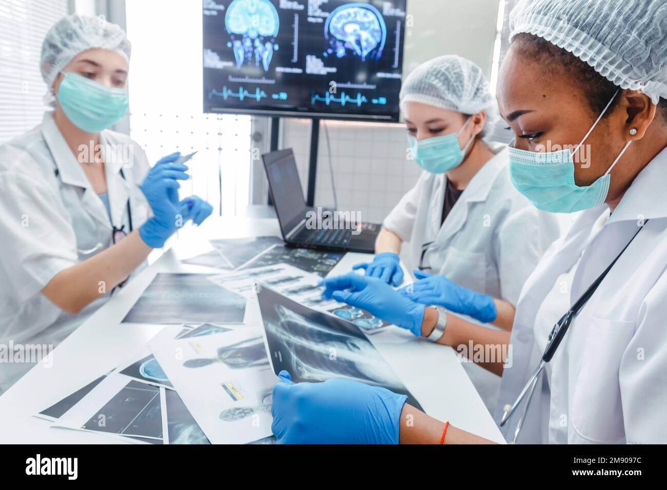 jeune femme médecin étudiant stage équipe réunion de groupe et de discuter de cas de patient de traitement de chirurgie de cancer du cerveau au bureau de laboratoire à l'hospice Banque D'Images